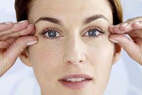 Masaje como método para rejuvenecer la piel del contorno de ojos.