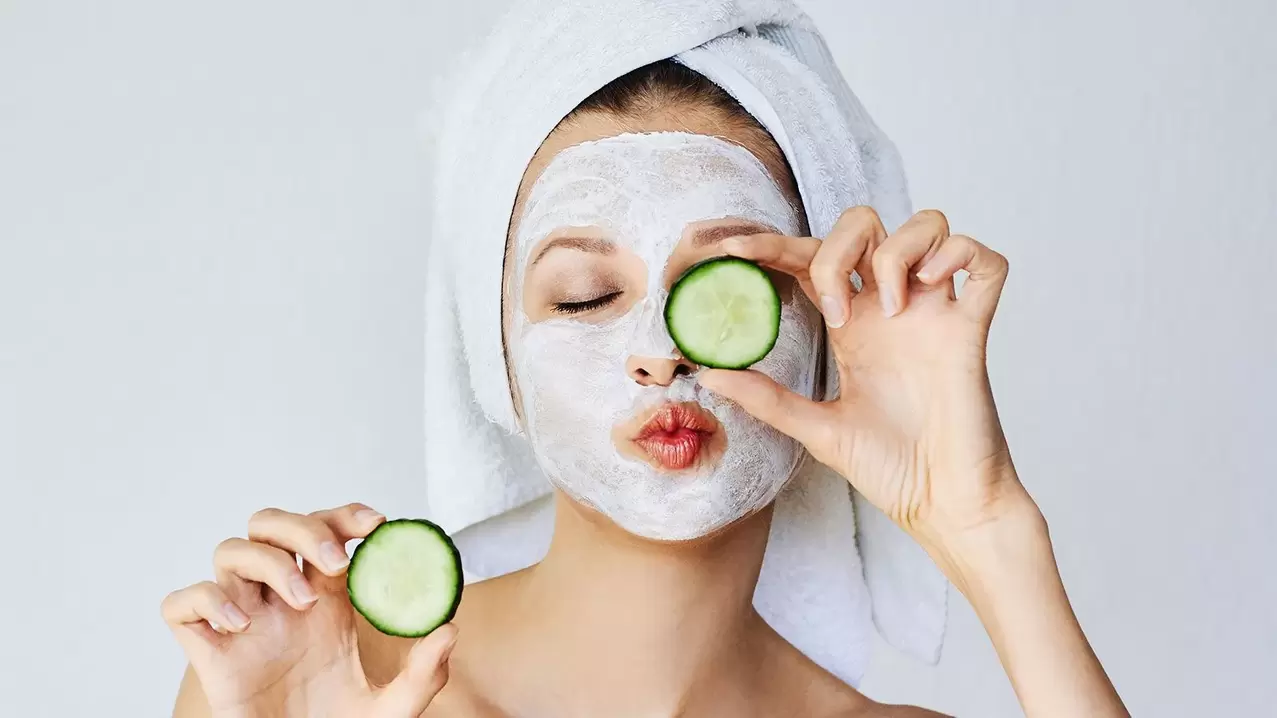 Mascarilla de pepino para rejuvenecer la piel. 